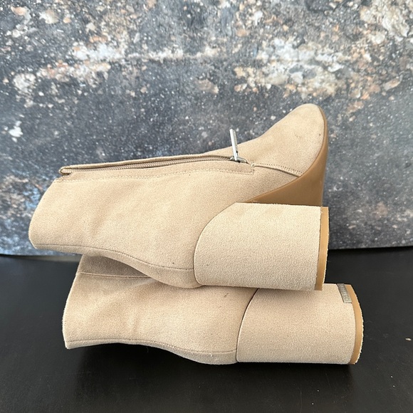 Calvin Klein Tan Faux Suede Heeled Boots. 9M - Picture 3 of 8